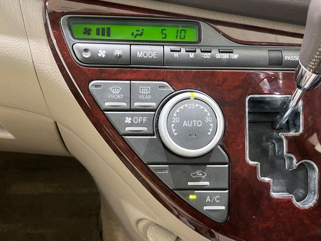 【オートエアコン】一度お好みの温度に設定すれば、車内の温度を検知し風量や温度を自動で調整。暑い…寒い…と何度もスイッチ操作をする必要はありません。快適な車内空間には必須の機能ですね♪