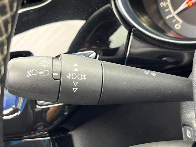 ●ウィンカーレバー:国産車とは逆の左側に設置されるウィンカーレバー。