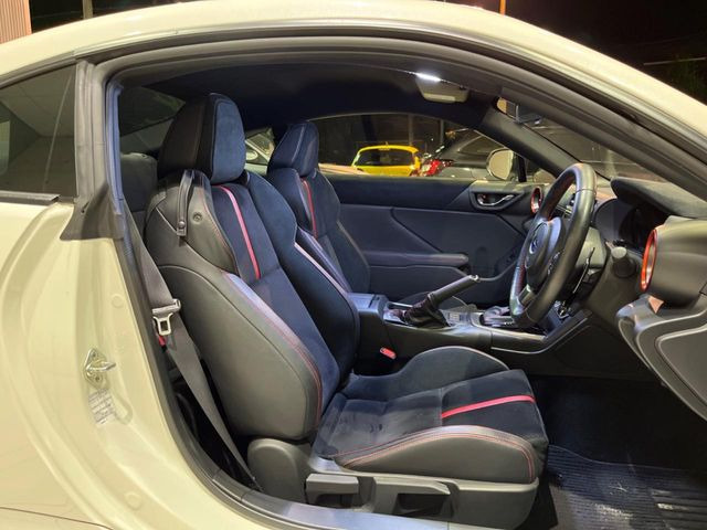 【ハーフレザーシート】高級感と座り心地を両立した人気のシート♪背面・座面のファブリック素材は、通気性の良さや滑りにくさに優れています。気温や服装に左右されず快適にお乗りいただけます。