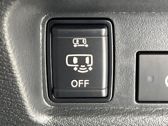 【ハンズフリー機能付き両側パワースライドドア】スライドドアの下に足先を入れてすぐ引くと、自動的にスライドドアが開閉します!荷物で両手がふさがった状態でも、ドアの開閉ができてとっても便利!