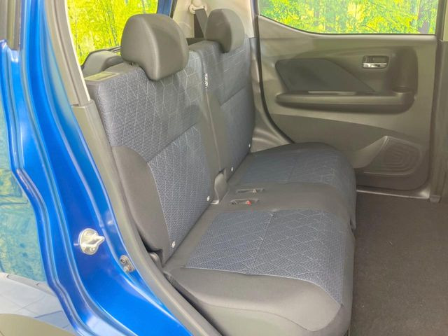 後部座席も気になる運転席シート廻りは使用感も少なく、良好な状態となっています。前オーナー様が丁寧に使っていたことがよくわかりますね。ようなキズ・汚れやへたり等、大きなダメージはなく、良好な状態です。