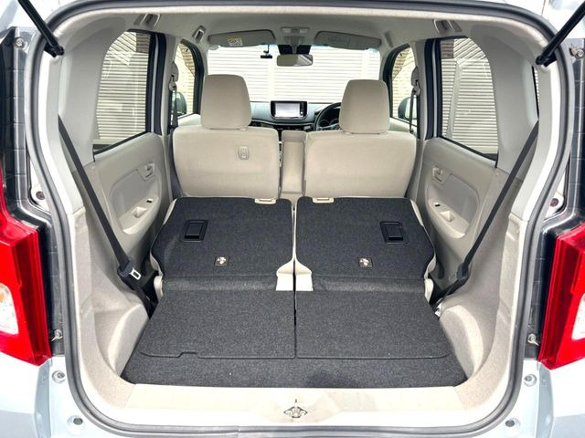 普段のお買い物や通勤、送迎等に十分な荷室スペースを確保しております。セカンドシートを倒すと、大きな荷物の積載も可能です♪