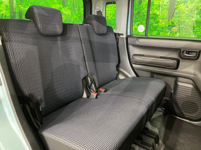 後部座席も気になるようなキズ・汚れやへたり等、大きなダメージはなく、良好な状態です。