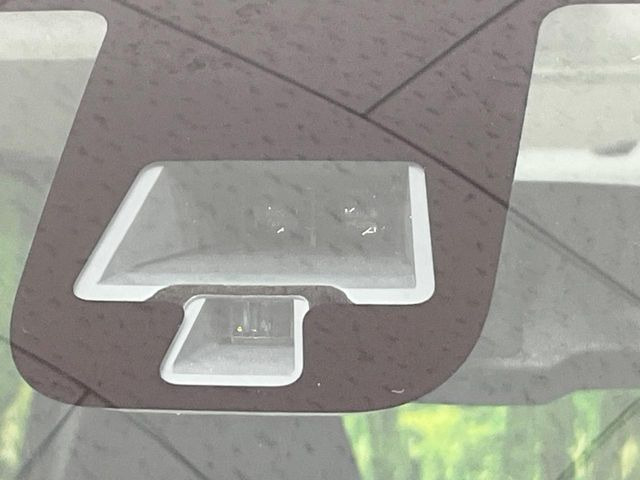 【エマージェンシーブレーキ】走行中に前方の車両等を認識し、衝突しそうな時は警報とブレーキで衝突回避と被害軽減をアシスト。より安全にドライブをお楽しみいただけます。