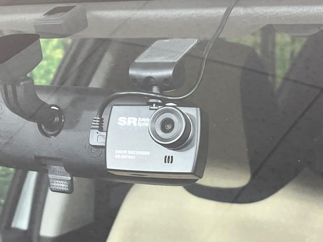 【ドライブレコーダー】安心・安全なカーライフに必須のドライブレコーダーを装備!走行中はもちろん、あおり運転や事故に遭遇した際の状況も映像で記録し、万一のリスクに備えます。