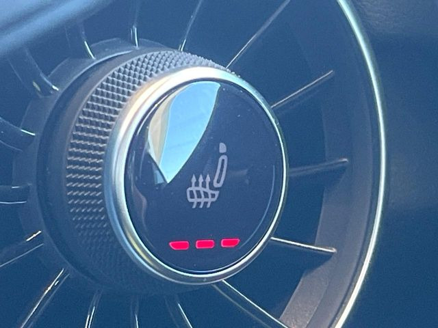 ●フロントシートヒーティング:運転席・助手席共に三段階で調節が可能なシートヒーターを装備しております。季節を問わず快適にご使用いただけます。