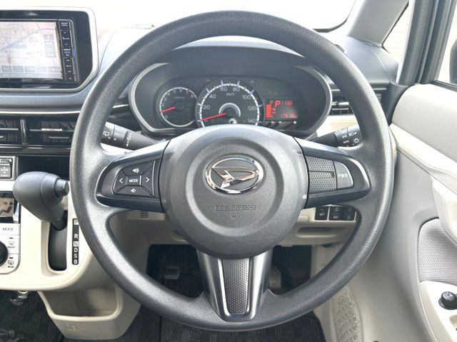 インテリアに合わせたデザインのステアリングは、運転される方のことも考え、運転しやすい形状、大きさです。是非一度、実際に触ってお確かめください。