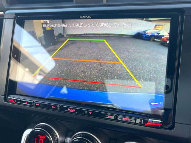 【バックカメラ】駐車時に後方がリアルタイム映像で確認できます。大型商業施設や立体駐車場での駐車時や、夜間のバック時に大活躍!運転スキルに関わらず、今や必須となった装備のひとつです!
