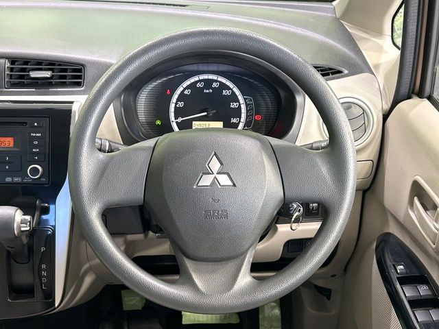 インテリアに合わせたデザインのステアリングは、運転される方のことも考え、運転しやすい形状、大きさです。是非一度、実際に触ってお確かめください。