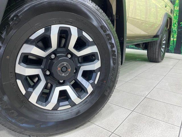 �y����18�C���`�A���~�z�C�[���z�O�ςɃ}�b�`���������A���~�z�C�[���𑕒����Ă���܂��B�e��ЊO�A���~�z�C�[����A�X�^�b�h���X�^�C�����戵�����Ă���܂��B���񂲑��k����������