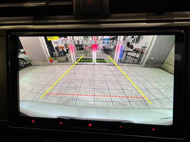 【バックカメラ】駐車時に後方がリアルタイム映像で確認できます。大型商業施設や立体駐車場での駐車時や、夜間のバック時に大活躍!運転スキルに関わらず、今や必須となった装備のひとつです!