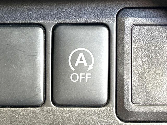 【アイドリングストップ】赤信号や渋滞で停車した際にエンジンを停止し、無駄な燃料の消費を抑えます。燃費向上や環境保護につなげる機能♪エンジンはブレーキを離せば再始動します。