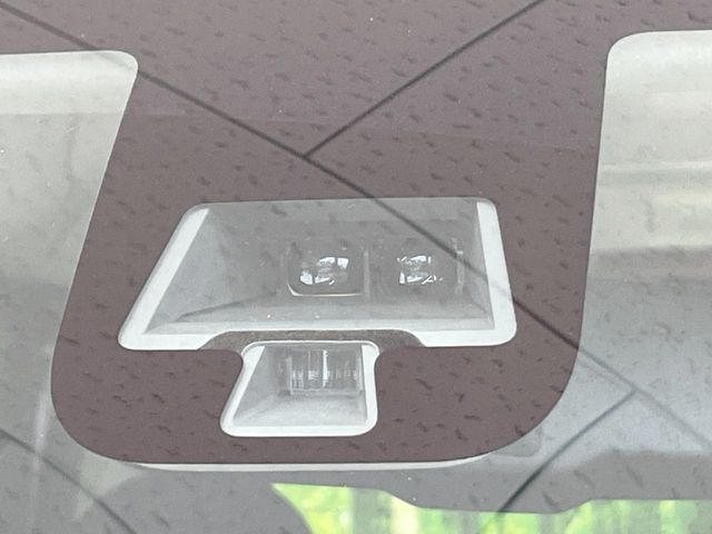 【エマージェンシーブレーキ】走行中に前方の車両等を認識し、衝突しそうな時は警報とブレーキで衝突回避と被害軽減をアシスト。より安全にドライブをお楽しみいただけます。