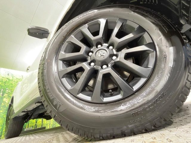 【純正18インチアルミホイール】外観にマッチした純正アルミホイールを装着しております。各種社外アルミホイールや、スタッドレスタイヤも取扱いしております。是非ご相談ください♪