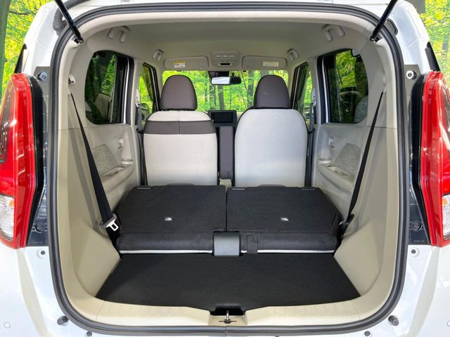 ���i�̂���������ʋ΁A���}���ɏ\���ȉ׎��X�y�[�X���m�ۂ��Ă���܂��B�Z�J���h�V�[�g��|���ƁA�傫�ȉו��̐ύڂ��\�ł���