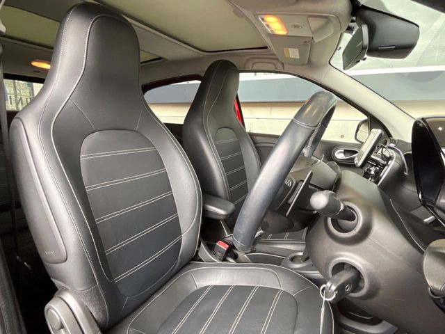 ●前席:ゆったりとしたドライバースペースで、長時間の運転でも快適にお過ごしいただけます。