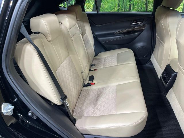 後部座席も気になるようなキズ・汚れやへたり等、大きなダメージはなく、良好な状態です。