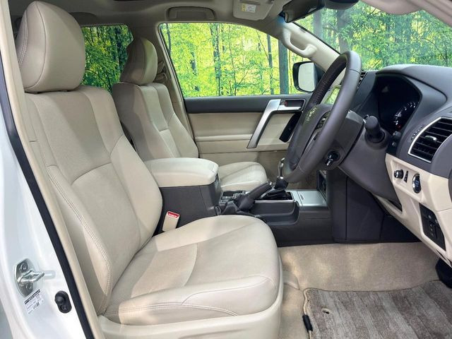 【ベージュレザーシート】デザイン性が高く、高級感のあるベージュ革シート。常に体に触れる部分だから、座り心地の良さにはこだわりたいですね♪汚れの付着や劣化を抑制する内装コーティング施工もおススメですよ♪