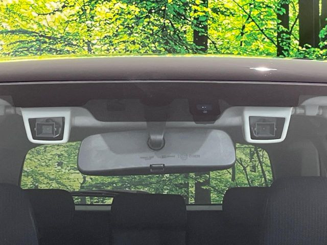 【アイサイトVer2】前方の車両等を検知し、衝突しそうな時は警報で注意を促し、ブレーキを踏む力をサポート。ブレーキを踏めなかった場合は衝突被害軽減ブレーキが作動、衝突回避をサポートします。