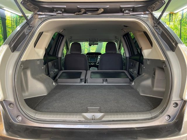 積み下ろしのしやすいデッキにはたっぷりと荷物を積み込んでいただけます。遊びから仕事まで、様々なシーンで頼れます♪