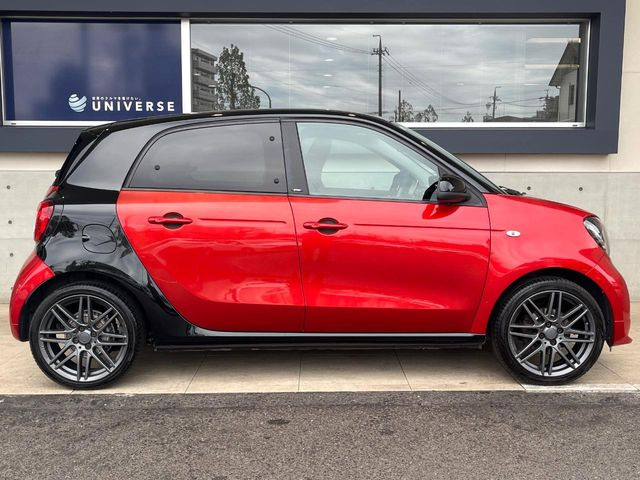 高透明度のガラス皮膜で撥水はもちろん、上質なツヤ・光沢を実現。紫外線や酸性雨から大切な愛車を保護し、色あせ・劣化を防止。「弾スプラッシュコート」、「弾プリミッサコート」からお選びいただけます。