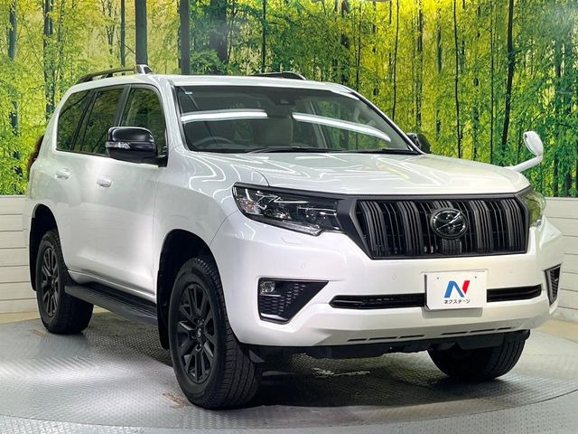 高透明度のガラス皮膜で撥水はもちろん、上質なツヤ・光沢を実現。紫外線や酸性雨から大切な愛車を保護し、色あせ・劣化を防止。「弾スプラッシュコート」、「弾プリミッサコート」からお選びいただけます。