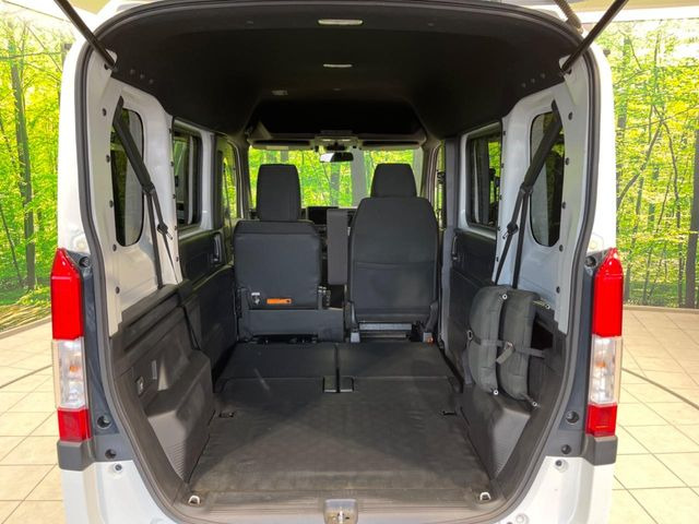 ���i�̂���������ʋ΁A���}���ɏ\���ȉ׎��X�y�[�X���m�ۂ��Ă���܂��B�Z�J���h�V�[�g��|���ƁA�傫�ȉו��̐ύڂ��\�ł���