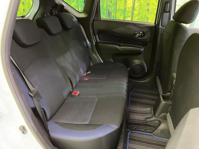 後部座席も気になるようなキズ・汚れやへたり等、大きなダメージはなく、良好な状態です。