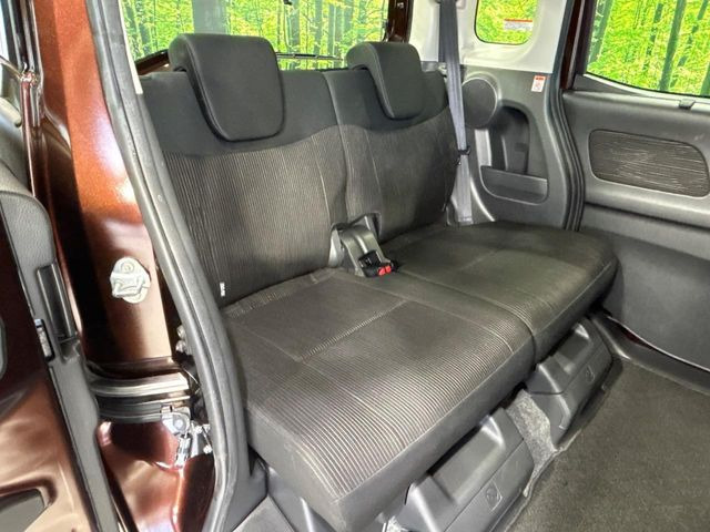 後部座席も気になるようなキズ・汚れやへたり等、大きなダメージはなく、良好な状態です。