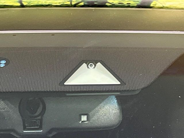 【ホンダセンシング】走行中に前方の車両等を認識し、衝突しそうな時は警報とブレーキで衝突回避と被害軽減をアシスト。より安全にドライブをお楽しみいただけます。