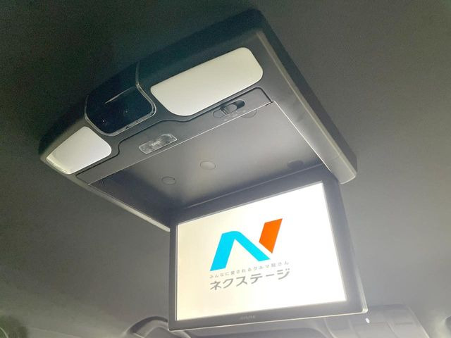 【フリップダウンモニター】大画面モニターで後席でもエンタメをお楽しみいただけます。小さなお子様にも大人気の装備です♪
