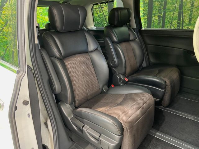 二列目中央はウォークスルーとなっております。二列目と三列目の移動や乗り降りがとっても楽になるので、乗り降りの際もストレスを感じることはありません♪