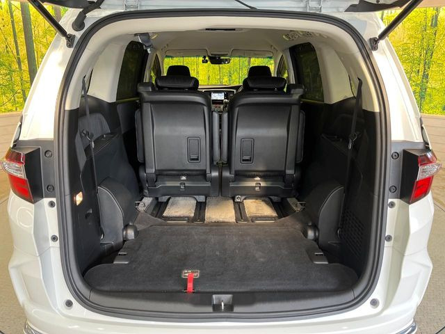 後席を格納すると、これだけの広さが!シーンに合わせたシートアレンジで、大きな荷物も積むことが出来ます♪