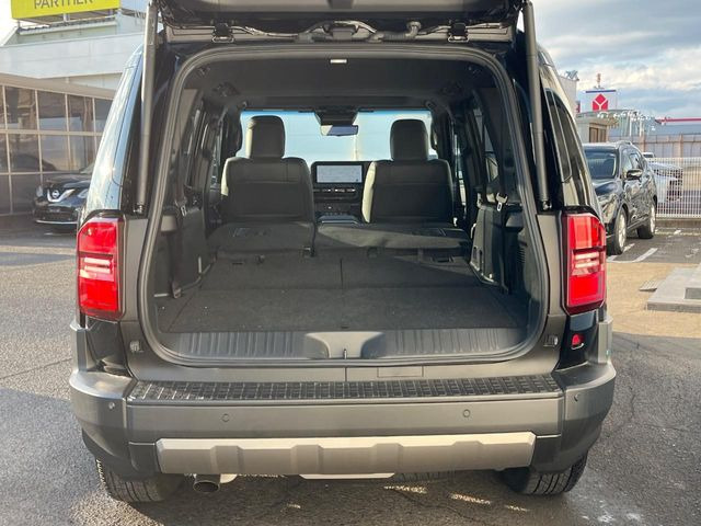 ���i�̂���������ʋ΁A���}���ɏ\���ȉ׎��X�y�[�X���m�ۂ��Ă���܂��B�Z�J���h�V�[�g��|���ƁA�傫�ȉו��̐ύڂ��\�ł���