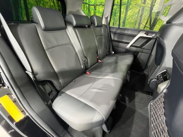 広々とした2列目シートは居住性が高く、居心地も快適!友達や家族とのお出かけにぴったりです。ベビーシートやチャイルドシート使用時も快適にお過ごしいただける十分な空間を確保しています。