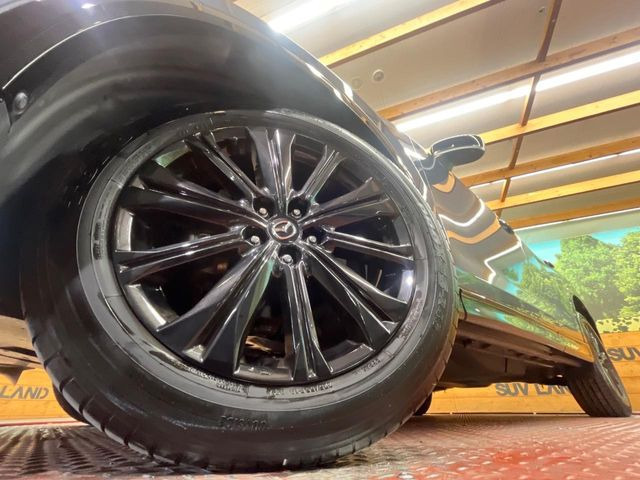 【純正19インチアルミホイール】外観にマッチした純正アルミホイールを装着しております。各種社外アルミホイールや、スタッドレスタイヤも取扱いしております。是非ご相談ください♪