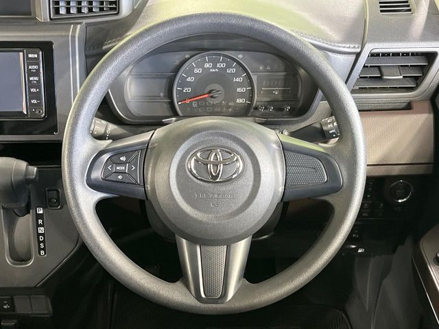 インテリアに合わせたデザインのステアリングは、運転される方のことも考え、運転しやすい形状、大きさです。是非一度、実際に触ってお確かめください。