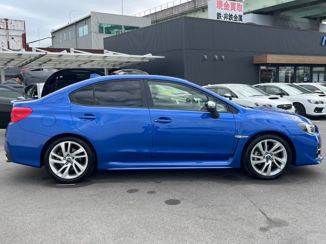 高透明度のガラス皮膜で撥水はもちろん、上質なツヤ・光沢を実現。紫外線や酸性雨から大切な愛車を保護し、色あせ・劣化を防止。「弾スプラッシュコート」、「弾プリミッサコート」からお選びいただけます。