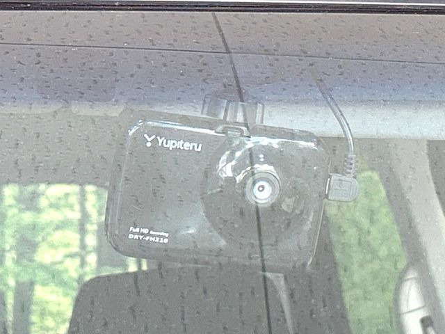 【ドライブレコーダー】安心・安全なカーライフに必須のドライブレコーダーを装備!走行中はもちろん、あおり運転や事故に遭遇した際の状況も映像で記録し、万一のリスクに備えます。