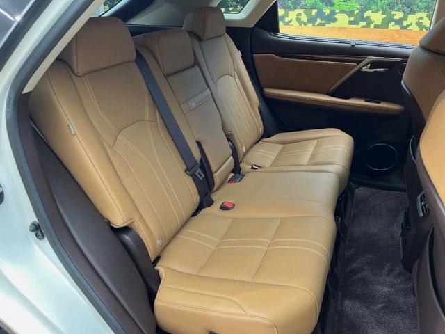 後部座席も気になるようなキズ・汚れやへたり等、大きなダメージはなく、良好な状態です。