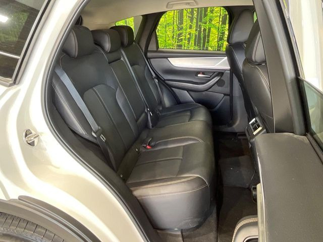 後部座席も気になるようなキズ・汚れやへたり等、大きなダメージはなく、良好な状態です。
