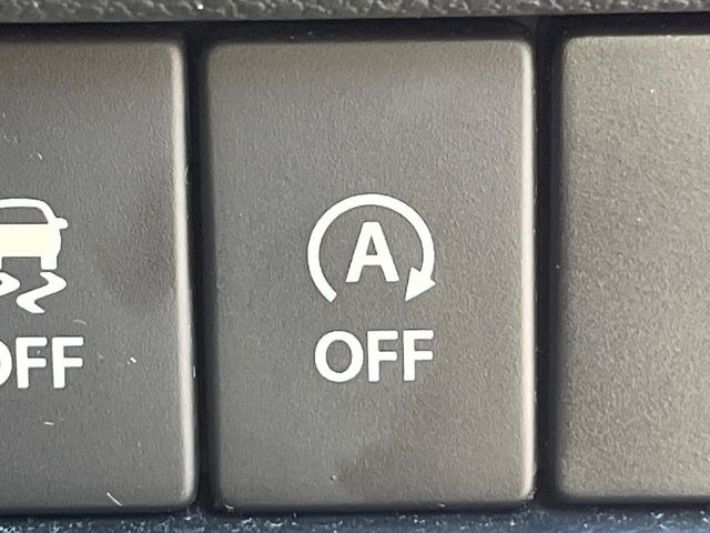 【アイドリングストップ】赤信号や渋滞で停車した際にエンジンを停止し、無駄な燃料の消費を抑えます。燃費向上や環境保護につなげる機能♪エンジンはブレーキを離せば再始動します。