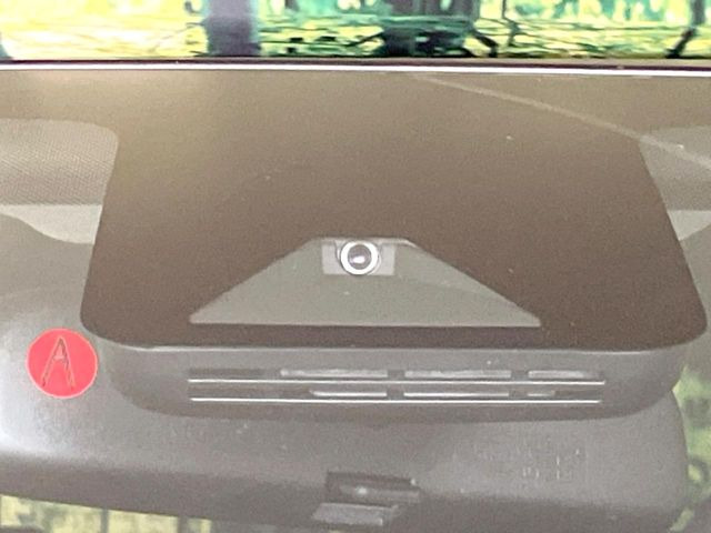 【トヨタセーフティセンス】走行中に前方の車両等を認識し、衝突しそうな時は警報とブレーキで衝突回避と被害軽減をアシスト。より安全にドライブをお楽しみいただけます。