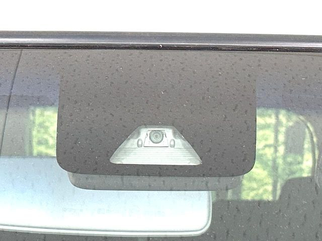 【スマートアシスト】走行中に前方の車両等を認識し、衝突しそうな時は警報とブレーキで衝突回避と被害軽減をアシスト。より安全にドライブをお楽しみいただけます。