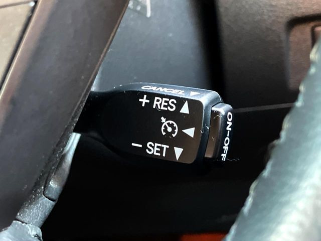 ★【クルーズコントロール】高速道路などで走行中に一定のスピードで走行する機能です。簡単な操作で長距離の運転も疲労を軽減してくれる強い味方です。