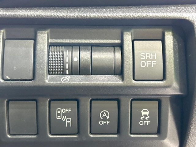 【リヤビークルディティクション】走行中、ドアミラーの死角になりやすい箇所に後続車が接近するとサイドミラー付近に警告を表示、ドライバーに注意喚起と、万一の際はハンドル操作をアシストをします。