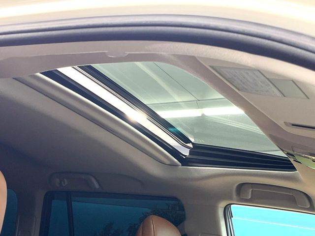 【サンルーフ】開放感たっぷりの希少装備、サンルーフが装着されています!車内に明かりを取り入れたり景色を楽しむ以外にも、車内の空気も簡単に換気できて快適です!