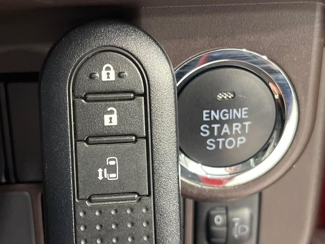 【スマートキー】カバンやポケットに入れたままでもドアの施錠・解錠が可能なスマートキーを装備。エンジンのオン・オフ時もカギを取り出す必要が無いからとっても便利です♪