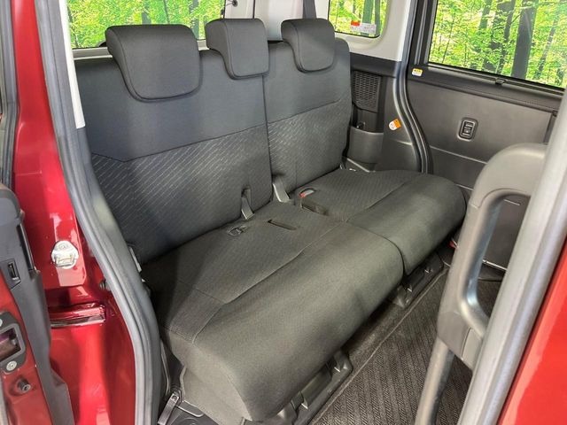 広々とした2列目シートは居住性が高く、居心地も快適!友達や家族とのお出かけにぴったりです。ベビーシートやチャイルドシート使用時も快適にお過ごしいただける十分な空間を確保しています。