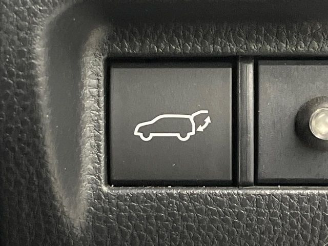 【パワーバックドア】スマートキーや運転席のボタンを押すだけでリアゲートが自動で開閉します!荷物を持っている時や、高い位置にあるバックドアを閉める際に便利な機能です♪